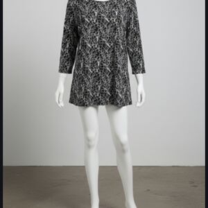 EVRI Black and White Tunic Top